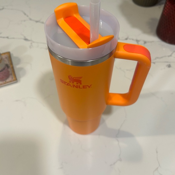 Stanley Bright Orange Quencher H2.0 Flowstate Tumbler - Picture 2 of 4